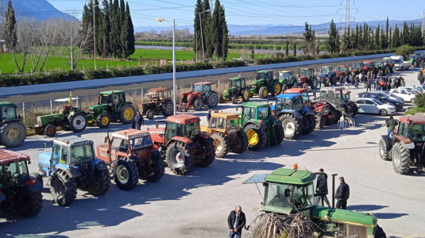 «Ζεσταίνουν» τις μηχανές στα τρακτέρ τους οι αγρότες