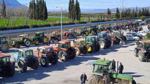 «Ζεσταίνουν» τις μηχανές στα τρακτέρ τους οι αγρότες