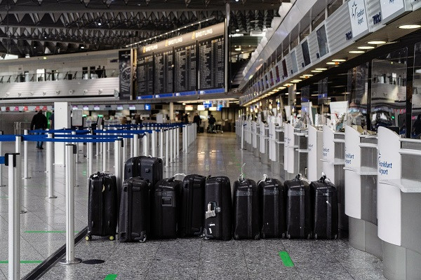 Εγκλωβισμένοι σε ευρωπαϊκά αεροδρόμια δεκάδες Έλληνες ταξιδιώτες