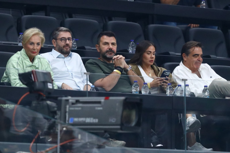 Ο Ανδρουλάκης με διακομματική παρέα στο ΟΑΚΑ