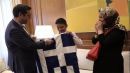 Ο πρωθυπουργός χάρισε μια ελληνική σημαία στον Αμίρ