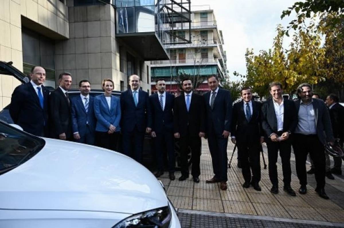 Τα ηλεκτρικά οχήματα του ΥΠΕΝ παρουσίασε ο Κ. Χατζηδάκης
