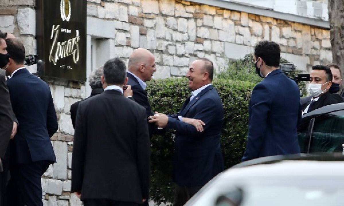 Σε θερμό κλίμα το δείπνο Δένδια-Τσαβούσογλου κάτω από την Ακρόπολη
