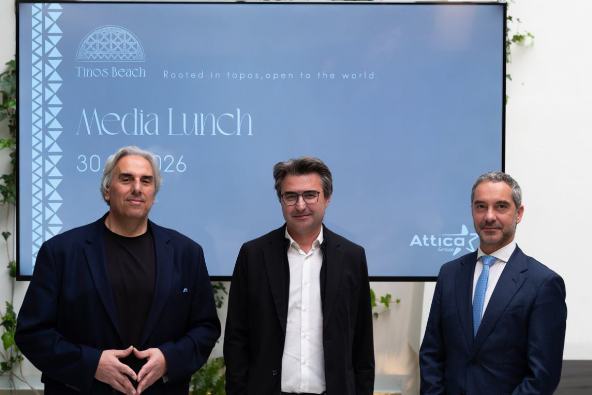 Από αριστερά: κ. Παναγιώτης Κροντηράς - Δήμαρχος Τήνου, κ. Γιώργος Τσολάκης - Eπικεφαλής του γραφείου “Tsolakis Architects+Partners”, κ. Πάνος Δικαίος - Διευθύνων Σύμβουλος της Attica Group.