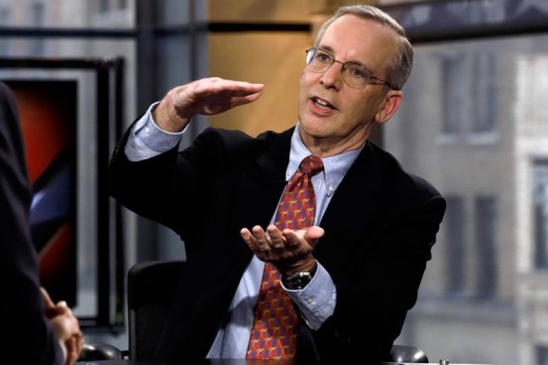 B. Dudley της Fed: Η πτώση στην τιμή του αργού είναι επωφελής για τις ΗΠΑ