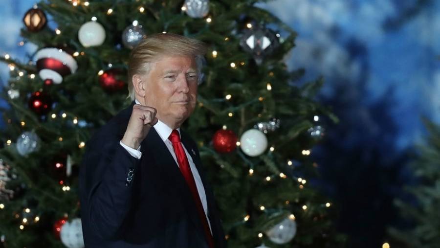 Ο Τραμπ «ξέχασε» την παραπομπή, φεύγει για διακοπές Χριστουγέννων