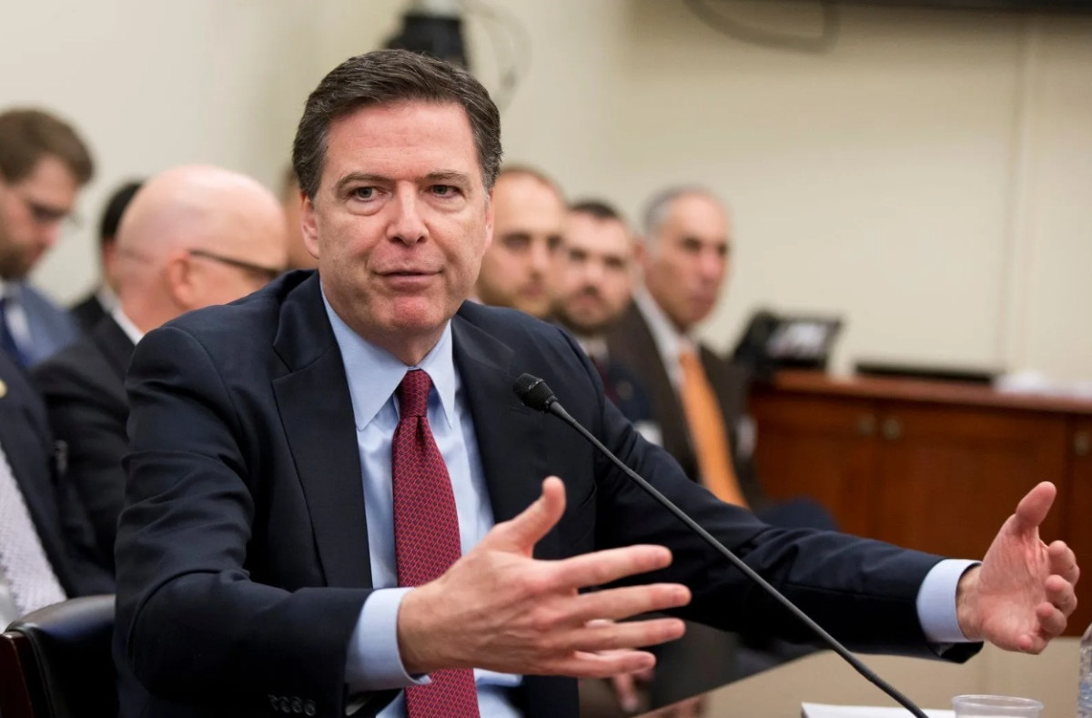 Διώκεται ο πρώην διευθυντής του FBI που διενεργούσε έρευνα για τον Τραμπ
