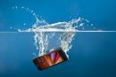 Τι κάνεις αν σου πέσει το κινητό στη θάλασσα;