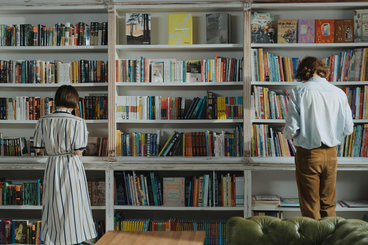 Gen Z και Millennials δεν κόβουν τα βιβλία: Το φαινόμενο του BookTok