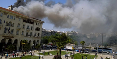 Θεσσαλονίκη: Φωτιά σε κτίριο στην Πλατεία Αριστοτέλους- Επιχείρηση απεγκλωβισμού