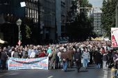 Οργή συνταξιούχων στο υπ. Εργασίας-Έκαψαν επιστολές του Κατρούγκαλου (video)