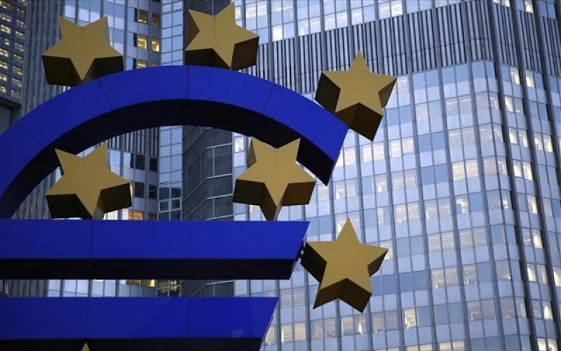 Bloomberg: Διαμάχη και δύσκολες ισορροπίες στην ΕΚΤ για την Ελλάδα