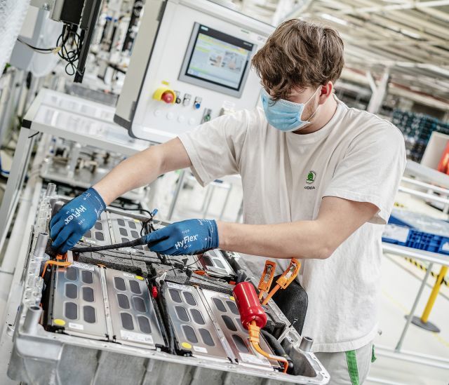 100.000 μπαταρίες για plug-in υβριδικά μοντέλα από τη SKODA