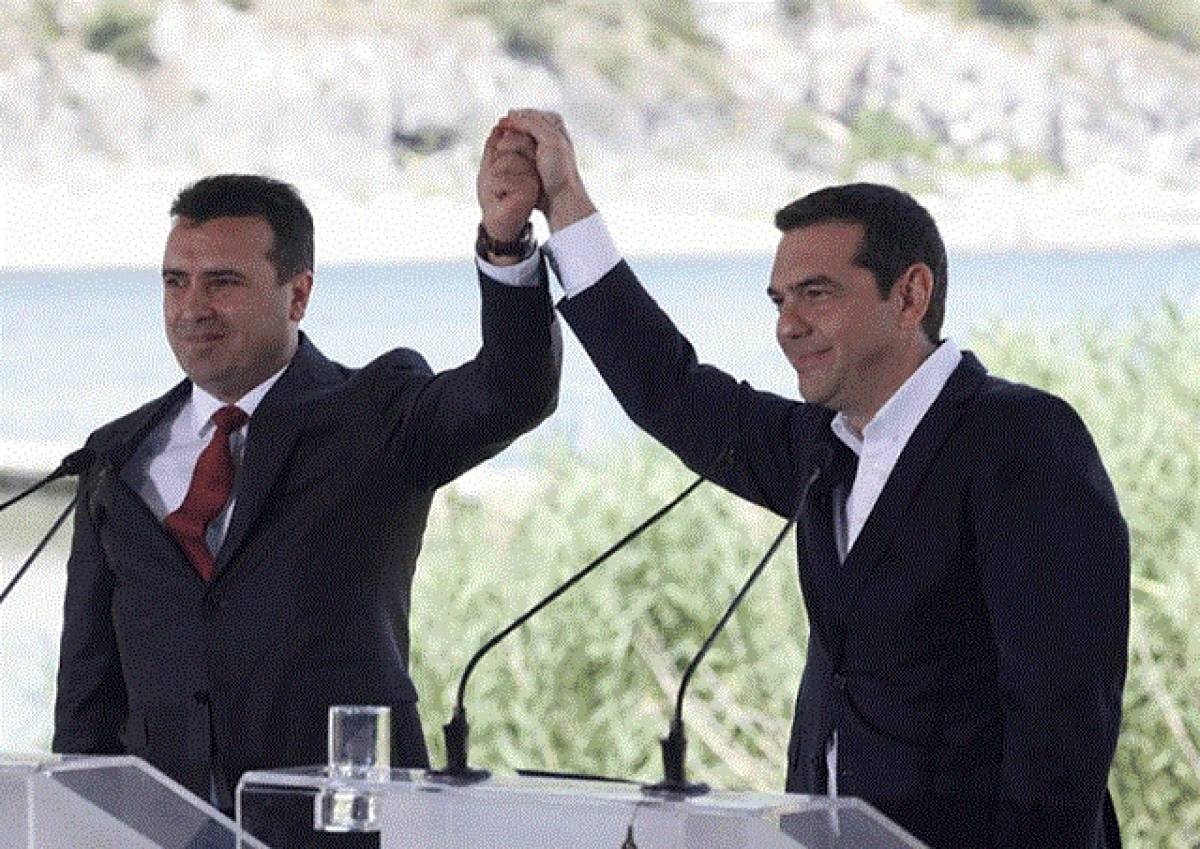 Bloomberg: Η Συμφωνία των Πρεσπών μπορεί να κοστίσει στον Τσίπρα