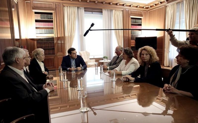 Τσίπρας σε δικαστικούς: «Καμία μείωση στα μισθολόγιά σας»