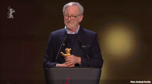 “Δεν τελείωσα ακόμα”: Ο Steven Spielberg βραβεύτηκε με τιμητική Χρυσή Άρκτο στην Berlinale