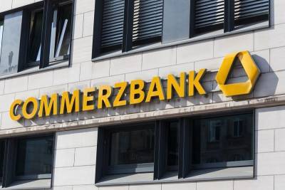 Commerzbank: Τεράστιες προκλήσεις αντιμετωπίζουν οι τράπεζες