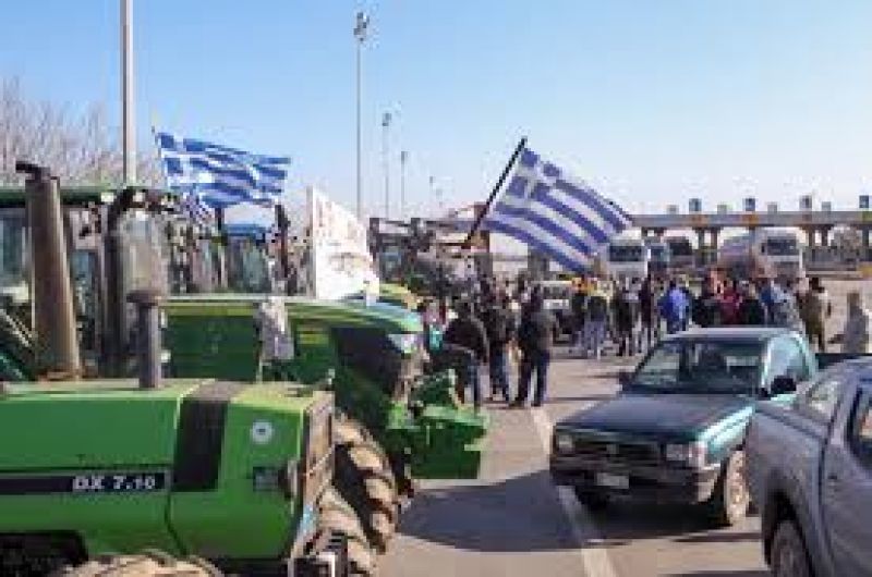 Πολυήμερο αποκλεισμό στα διόδια των Μαλγάρων εξετάζουν οι αγρότες