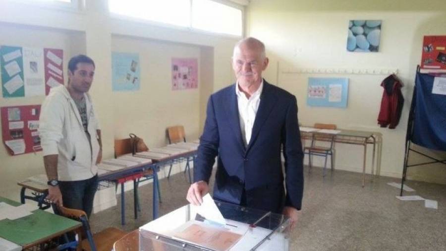Ο Παπανδρέου έψαχνε μάταια το στυλό…