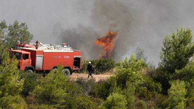 Φωτιά στην Σπιάντζα Πύργου: Καίει κοντά σε σπίτια, λιποθύμησε πυροσβέστης