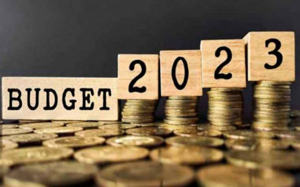 Προϋπολογισμός 2023: «Φουσκώνουν» οι δαπάνες στα 68,8 δισ. ευρώ