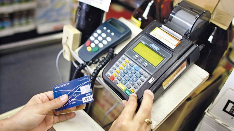«Δίκοπο μαχαίρι» το υποχρεωτικό πλαστικό χρήμα
