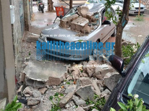 Καλλιθέα: Κατέρρευσε μπαλκόνι λόγω της βροχόπτωσης- Έπεσε σε αυτοκίνητο