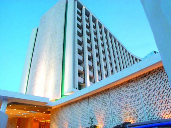 Σε Costa Navarino και τουρκικό όμιλο το Hilton Αθηνών