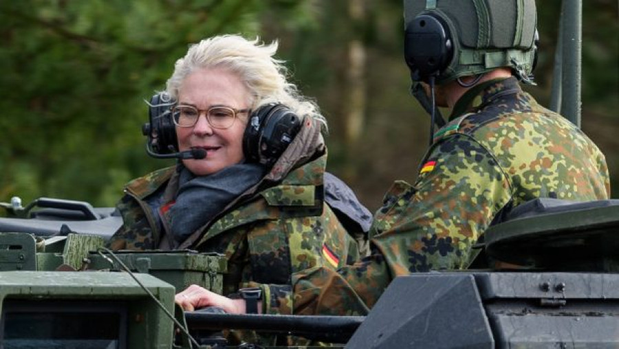 Υπό παραίτηση η Γερμανίδα υπουργός Άμυνας