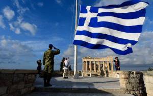 Στην επίσημη έπαρση σημαίας στην Ακρόπολη η Σακελλαροπούλου
