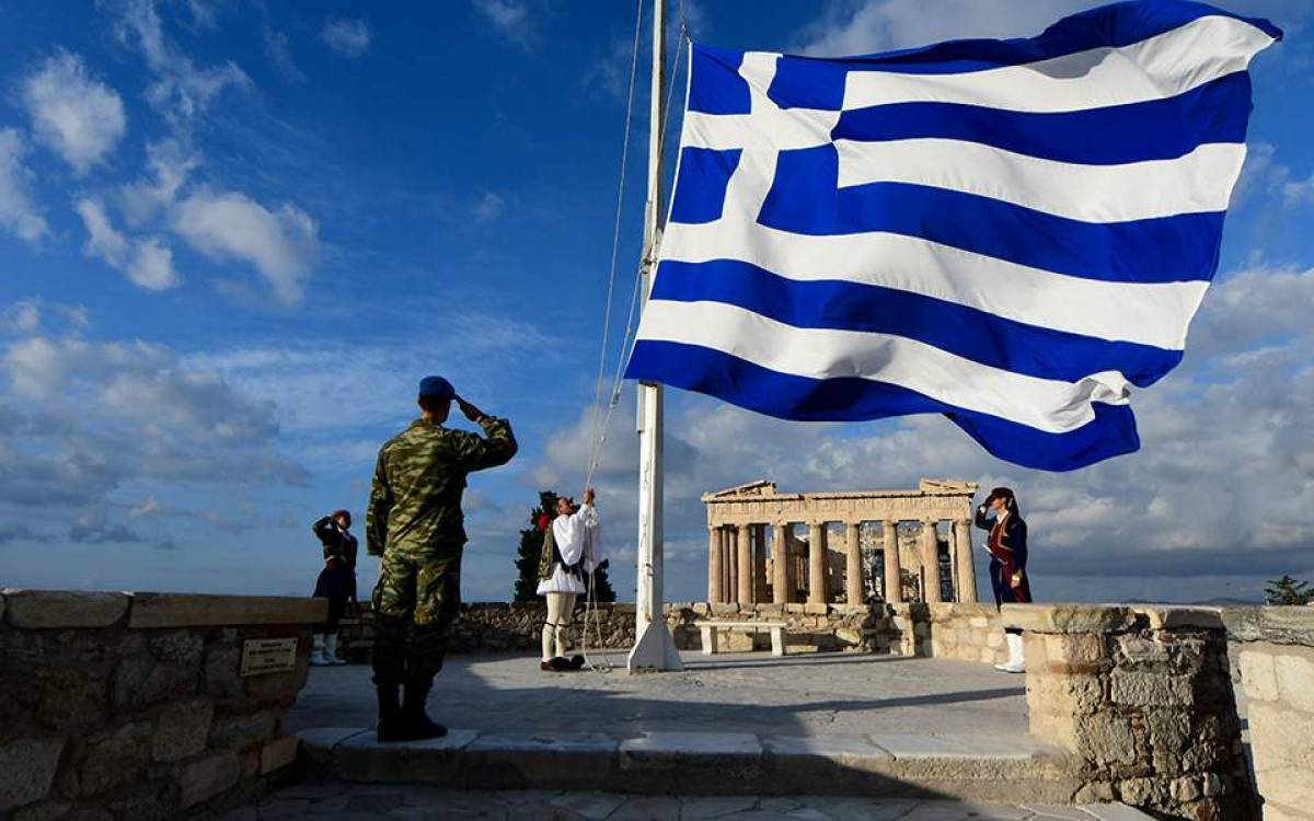 Στην επίσημη έπαρση σημαίας στην Ακρόπολη η Σακελλαροπούλου