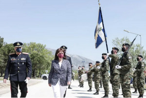 Σακελλαροπούλου: Αντλούμε αισιοδοξία από το υψηλό φρόνημα των Ενόπλων Δυνάμεων