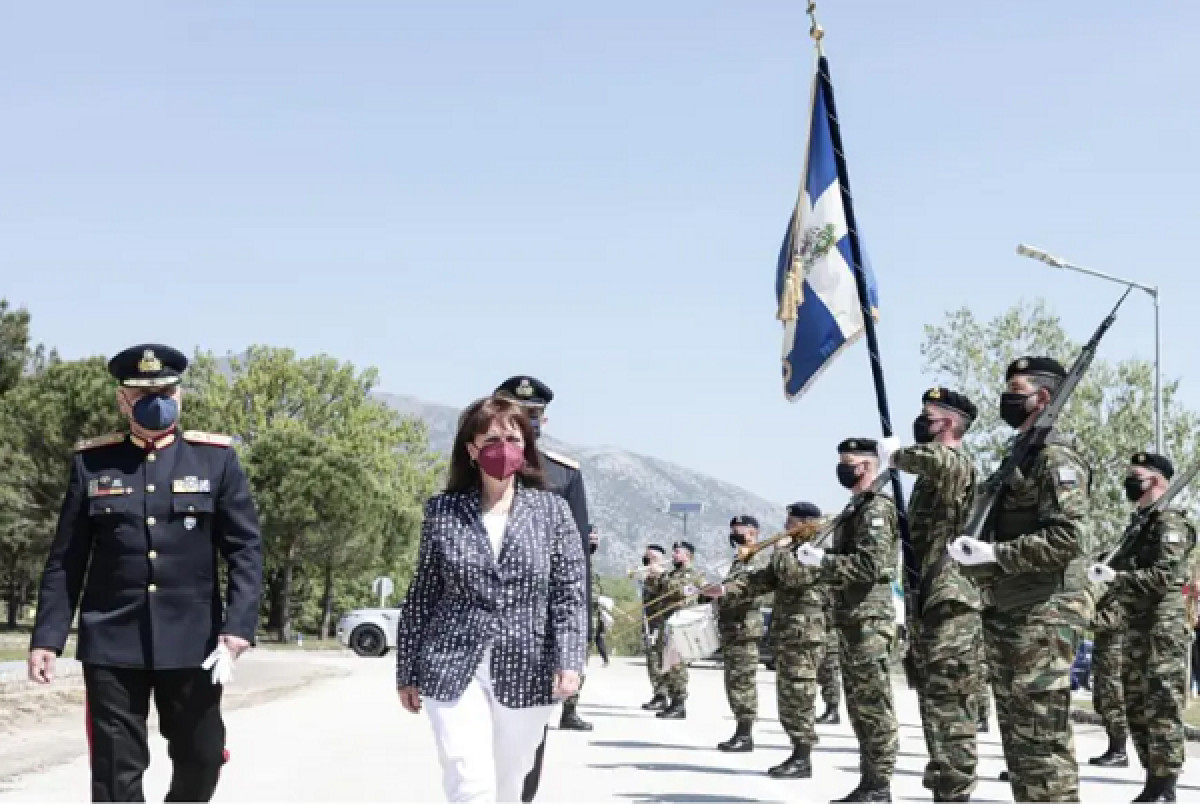 Σακελλαροπούλου: Αντλούμε αισιοδοξία από το υψηλό φρόνημα των Ενόπλων Δυνάμεων
