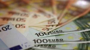 Επίδομα 400 ευρώ: Ξεκινούν οι πρώτες πληρωμές-Ποιοι είναι οι δικαιούχοι