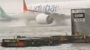 Ντουμπάι: Δρόμοι «ποτάμια», κλειστό αεροδρόμιο και 18 νεκροί στο Ομάν