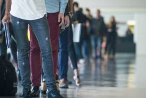 ΚΥΑ για εφάπαξ ενίσχυση 400 ευρώ σε μακροχρόνια ανέργους-Πότε πληρώνεται