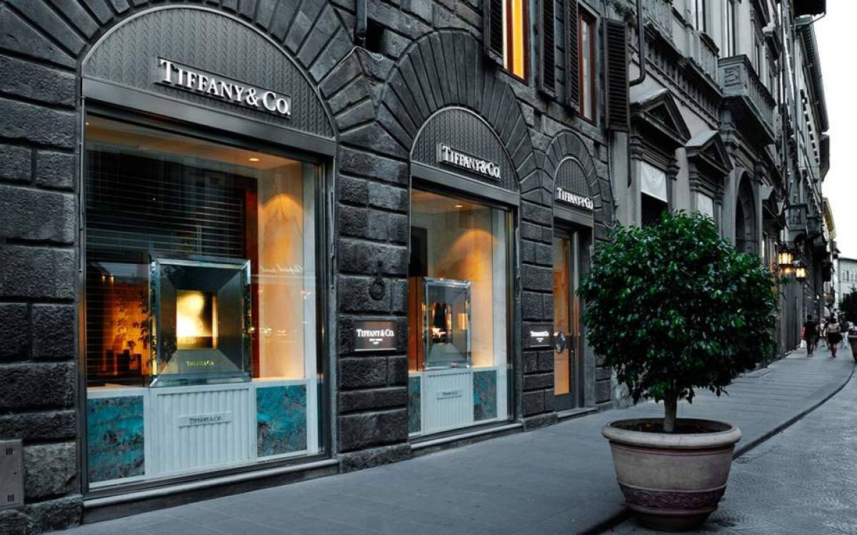 Η γαλλική LVMH εξαγόρασε την αμερικανική Tiffany για 16,2 δισ.