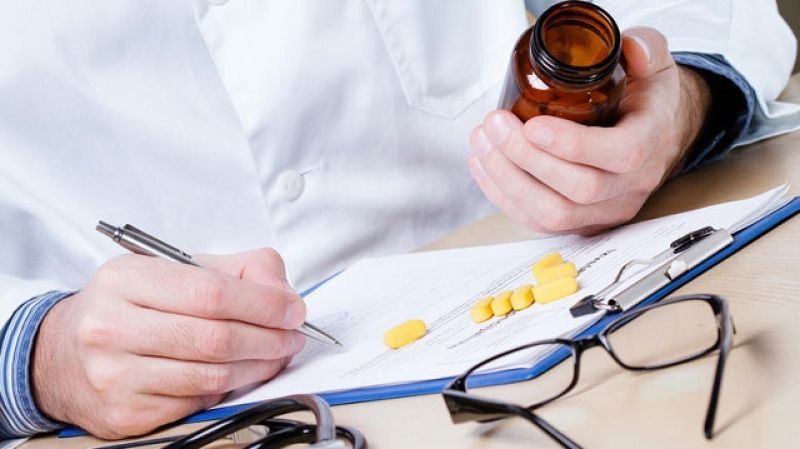 Μειώνει τη συμμετοχή χαμηλόμισθων στα φάρμακα ο Κουρουμπλής