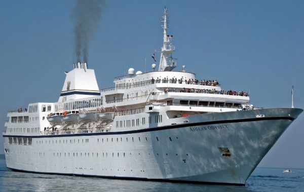 Το κρουαζιερόπλοιο Aegean Odyssey καταπλέει στο λιμάνι της Θεσσαλονίκης