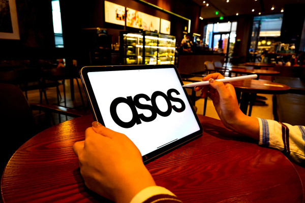 «Συναγερμός» στην Asos: Χάκερ υποστηρίζουν ότι παραβίασαν τα δεδομένα της - «Βουτιά» 14% στη μετοχή