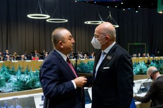 Σύντομη συνάντηση Δένδια με τον Τσαβούσογλου