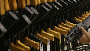 EE: Απρόθυμες οι τράπεζες να δανείσουν εταιρίες όπλων!