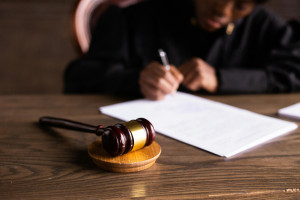 Αναβλήθηκε η δίκη του καρδιοχειρουργού του Ιπποκράτειου που συνελήφθη για «φακελάκι»