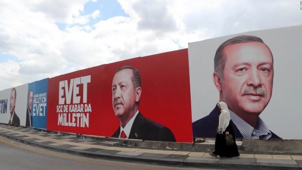 Στις κάλπες οι Τούρκοι για το κρίσιμο δημοψήφισμα-Στα ύψη το πολιτικό «θερμόμετρο»
