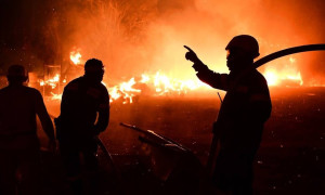 Σε πύρινο κλοιό η χώρα- Κρίσιμες ώρες στην Πάρνηθα