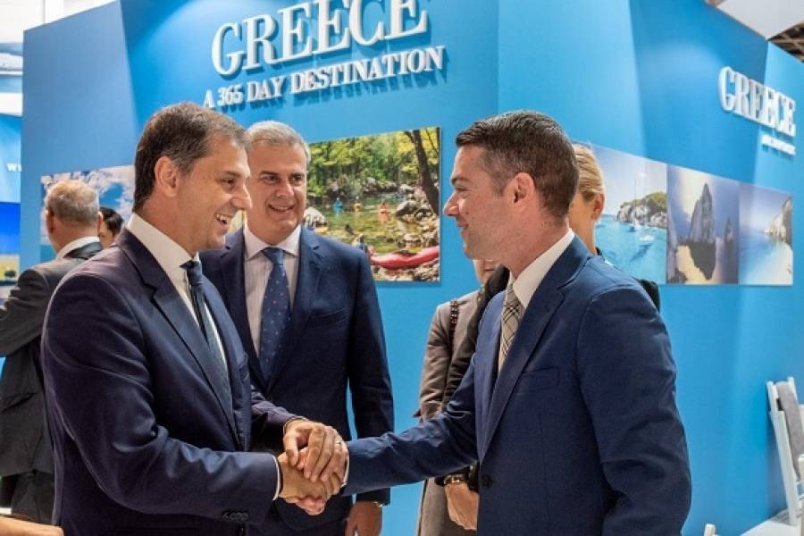 Τα μηνύματα Θεοχάρη στο Παρίσι για τον ελληνικό τουρισμό