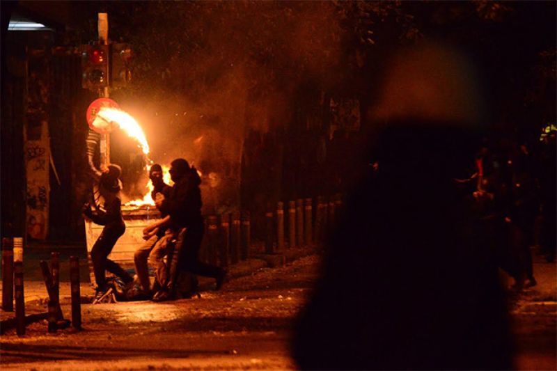Επεισόδια Πολυτεχνείο: «Κόλαση» στα Εξάρχεια-Πετροπόλεμος και μολότοφ μέχρι τέλους