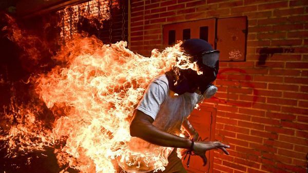 Φωτογραφία της χρονιάς: O φλεγόμενος διαδηλωτής στη Βενεζουέλα