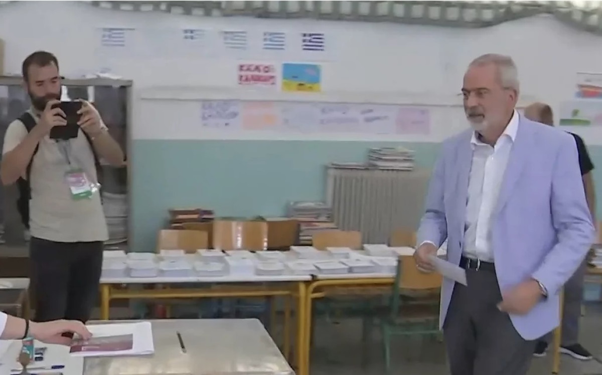 Ψήφισε ο υπηρεσιακός πρωθυπουργός Ιωάννης Σαρμάς- Δεν έκανε δηλώσεις
