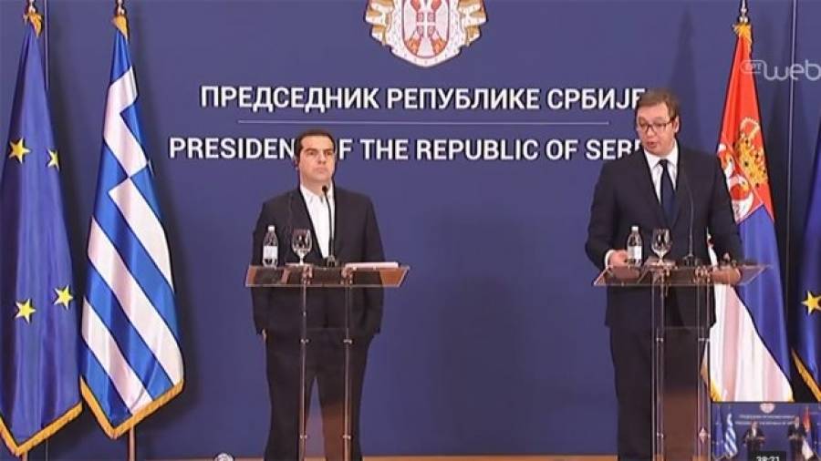 Με τα χέρια στις τσέπες